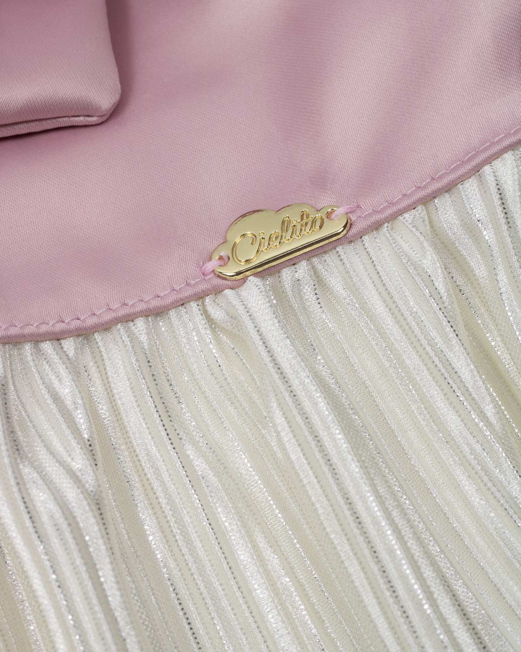 Vestido en satín de tiras con moños y plisado blanco crema para niña