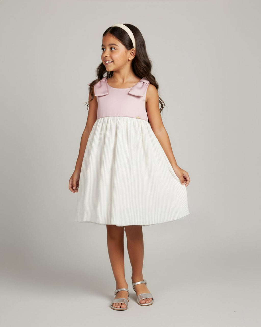 Vestido en satín de tiras con moños y plisado blanco crema para niña