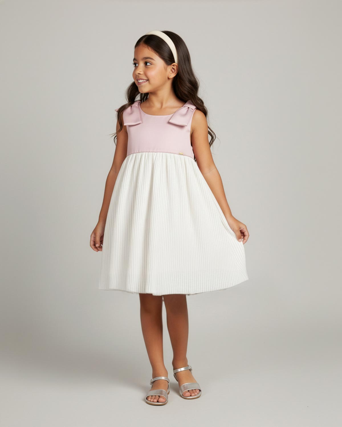 Vestido en satín de tiras con moños y plisado blanco crema para niña