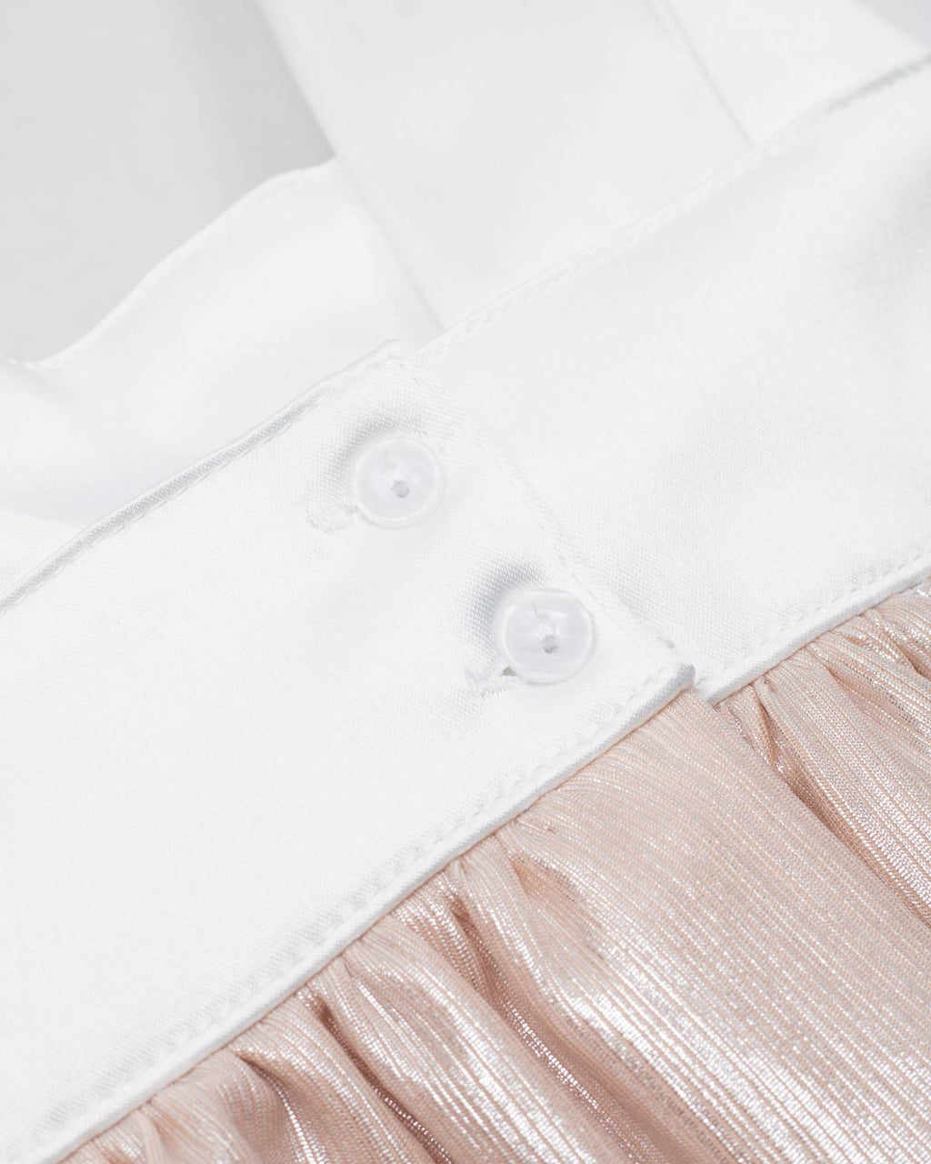 Vestido en satín de tiras con moño y falda champán para niña