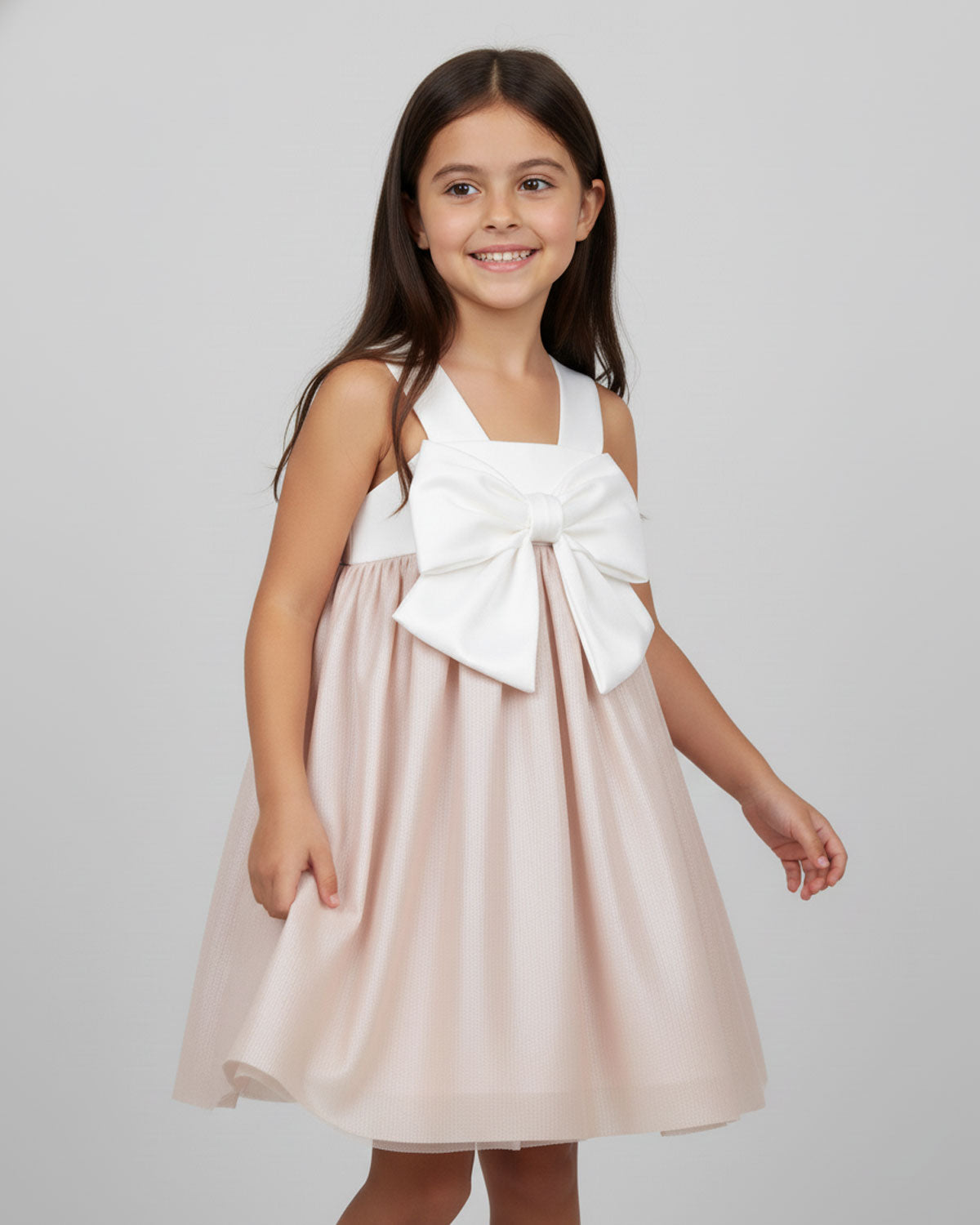 Vestido en satín de tiras con moño y falda champán para niña
