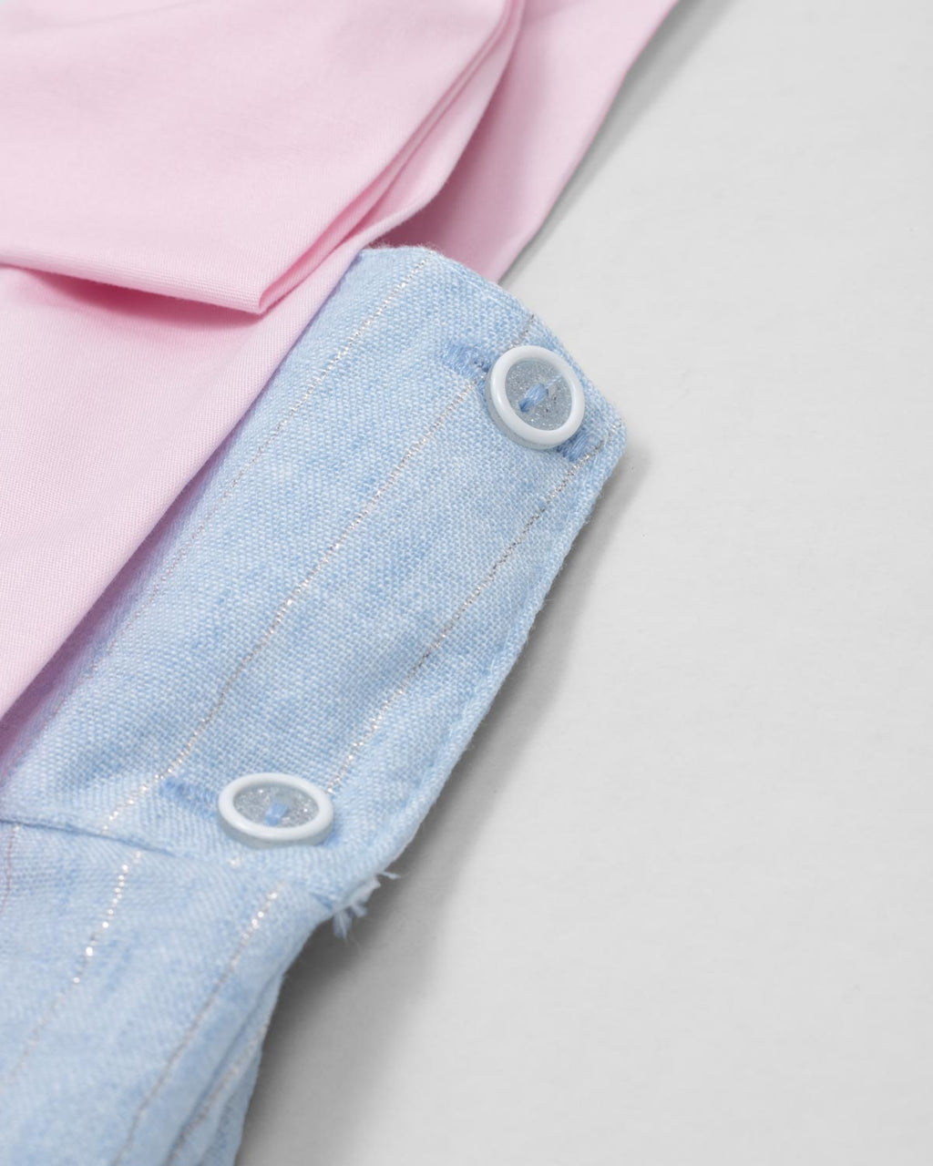 Vestido azul con moño rosado en hombro y brillos para niña
