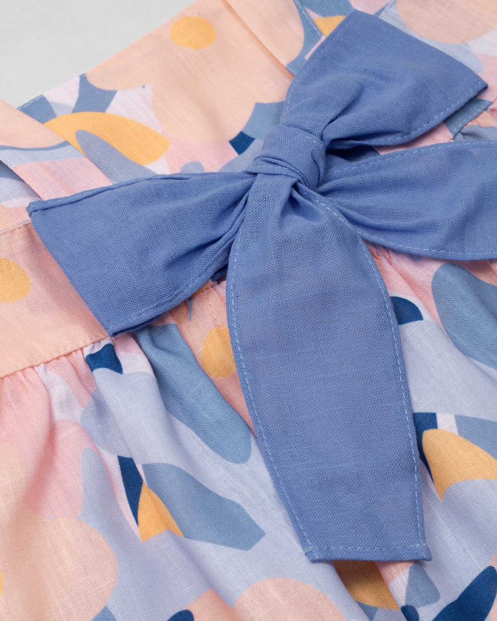 Vestido estampado con moño azul en espalda para niña
