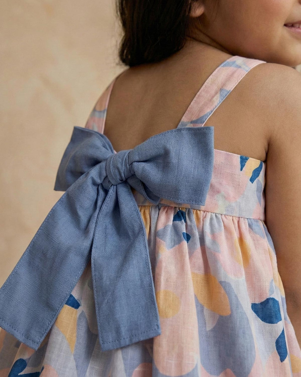 Vestido estampado con moño azul en espalda para niña