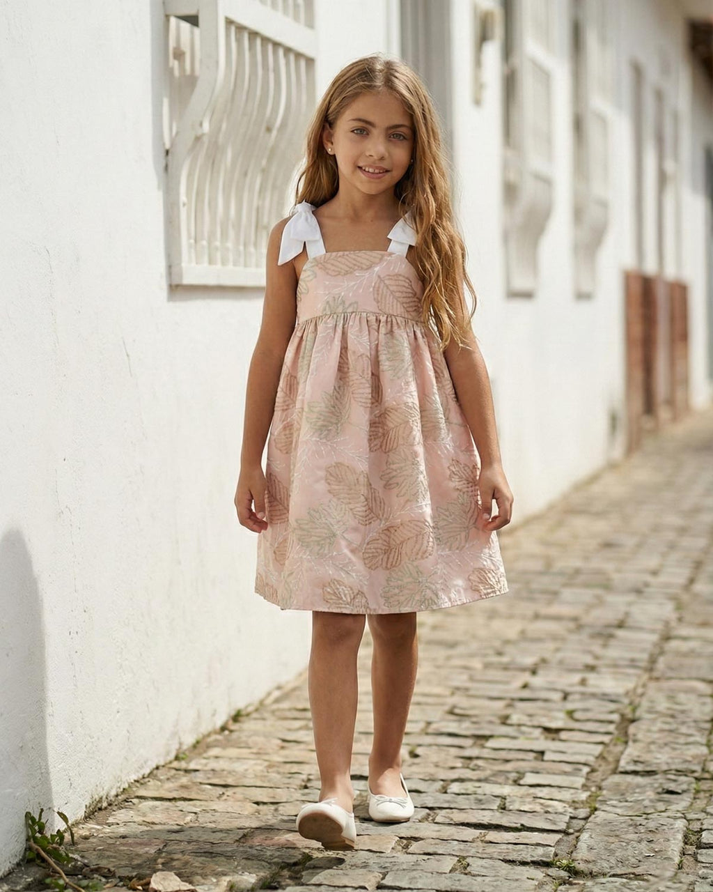 Vestido café con bordado de hojas y tiras blancas con moño para niña