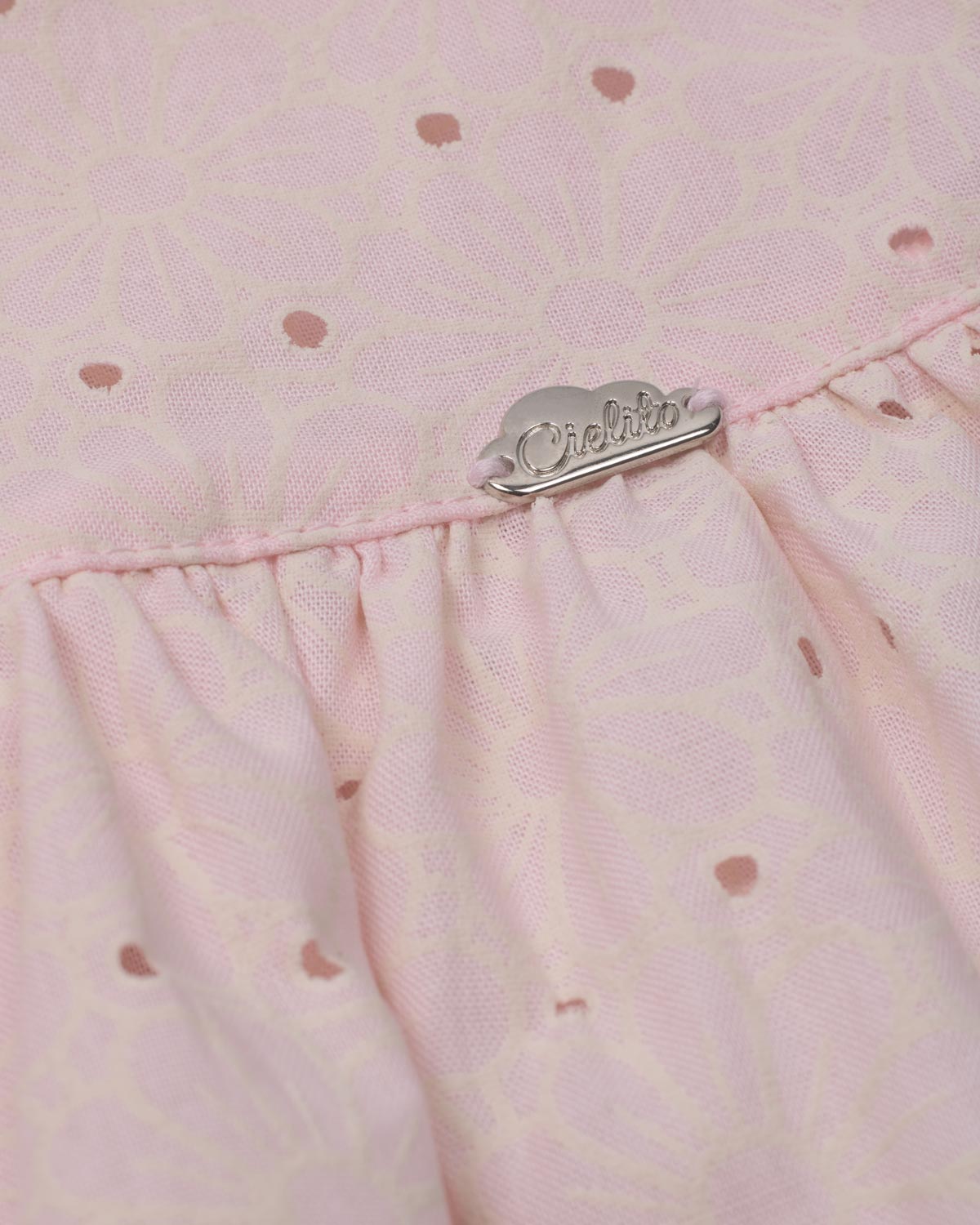 Vestido en tela hoja rota rosa con flores y moño para niña
