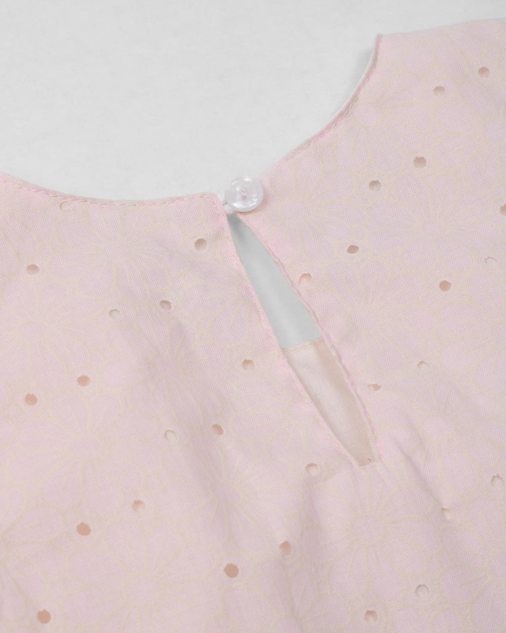 Vestido en tela hoja rota rosa con flores y moño para niña