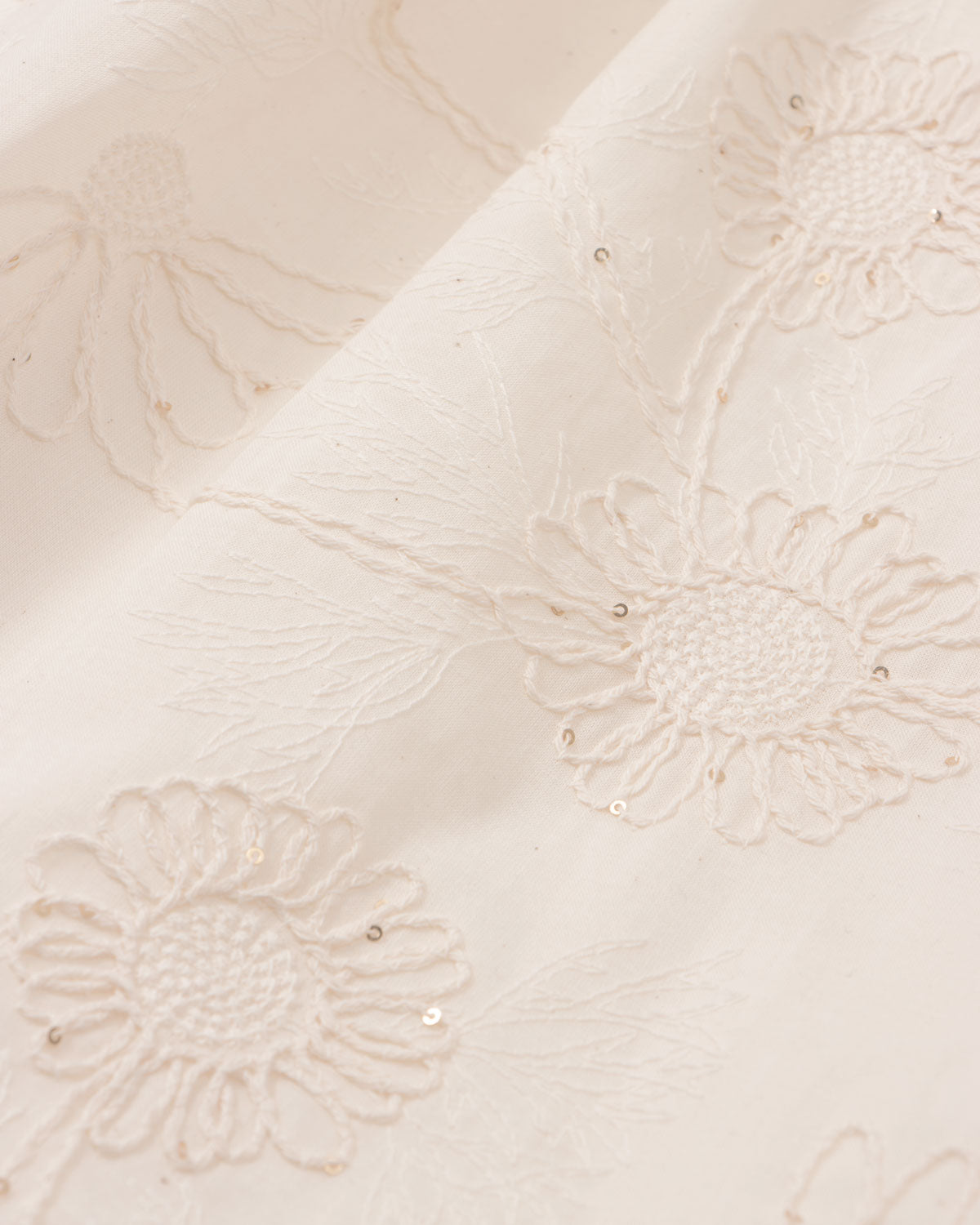 Vestido crema de tiras zurcidas con tela con bordado de flores y lentejuelas para niña