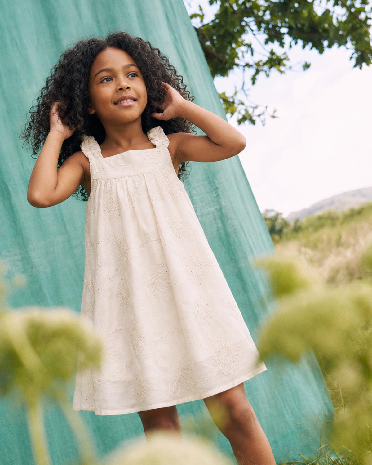 Vestido crema de tiras zurcidas con tela con bordado de flores y lentejuelas para niña
