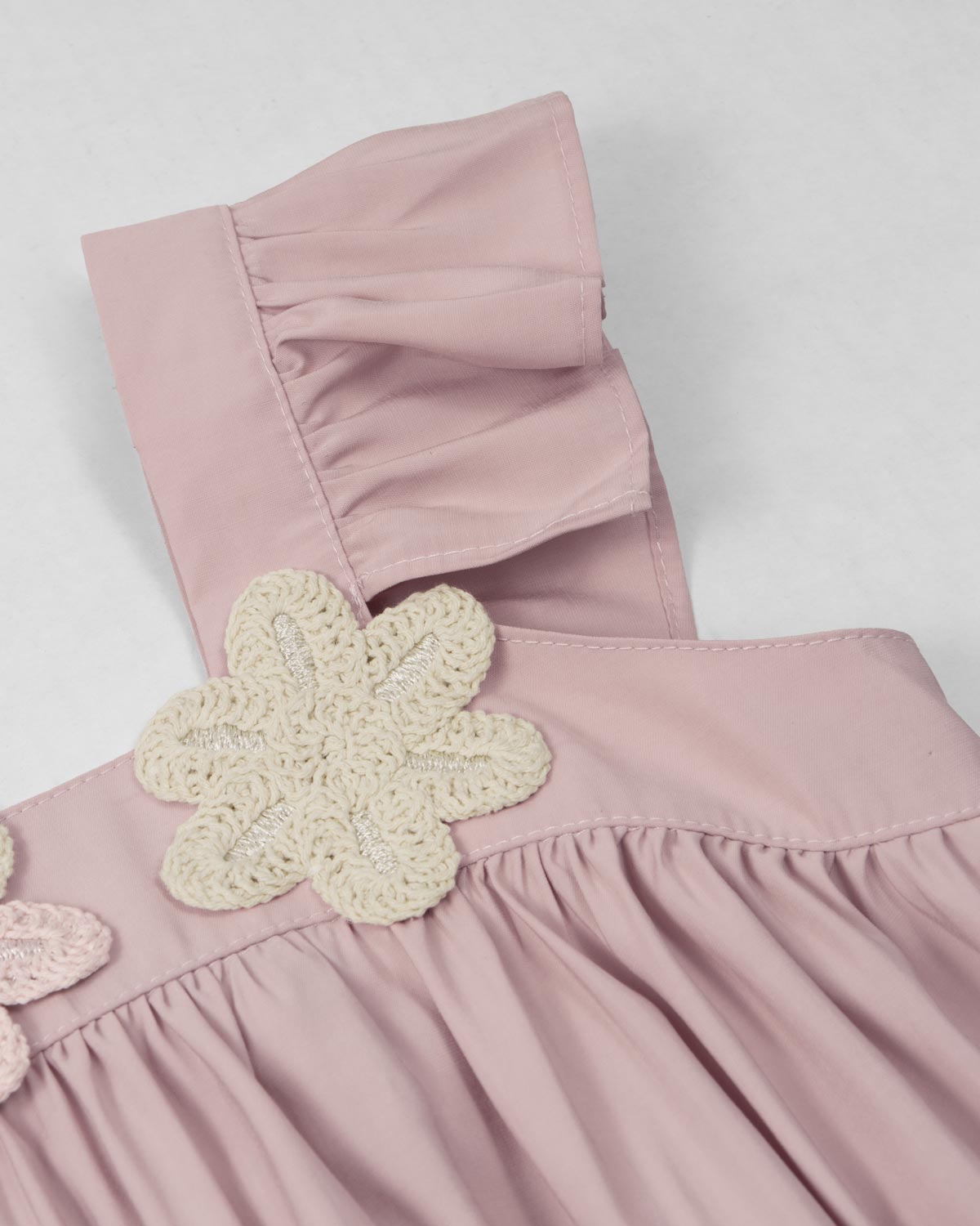 Vestido rosa de tiras con boleros y apliques de flor para niña