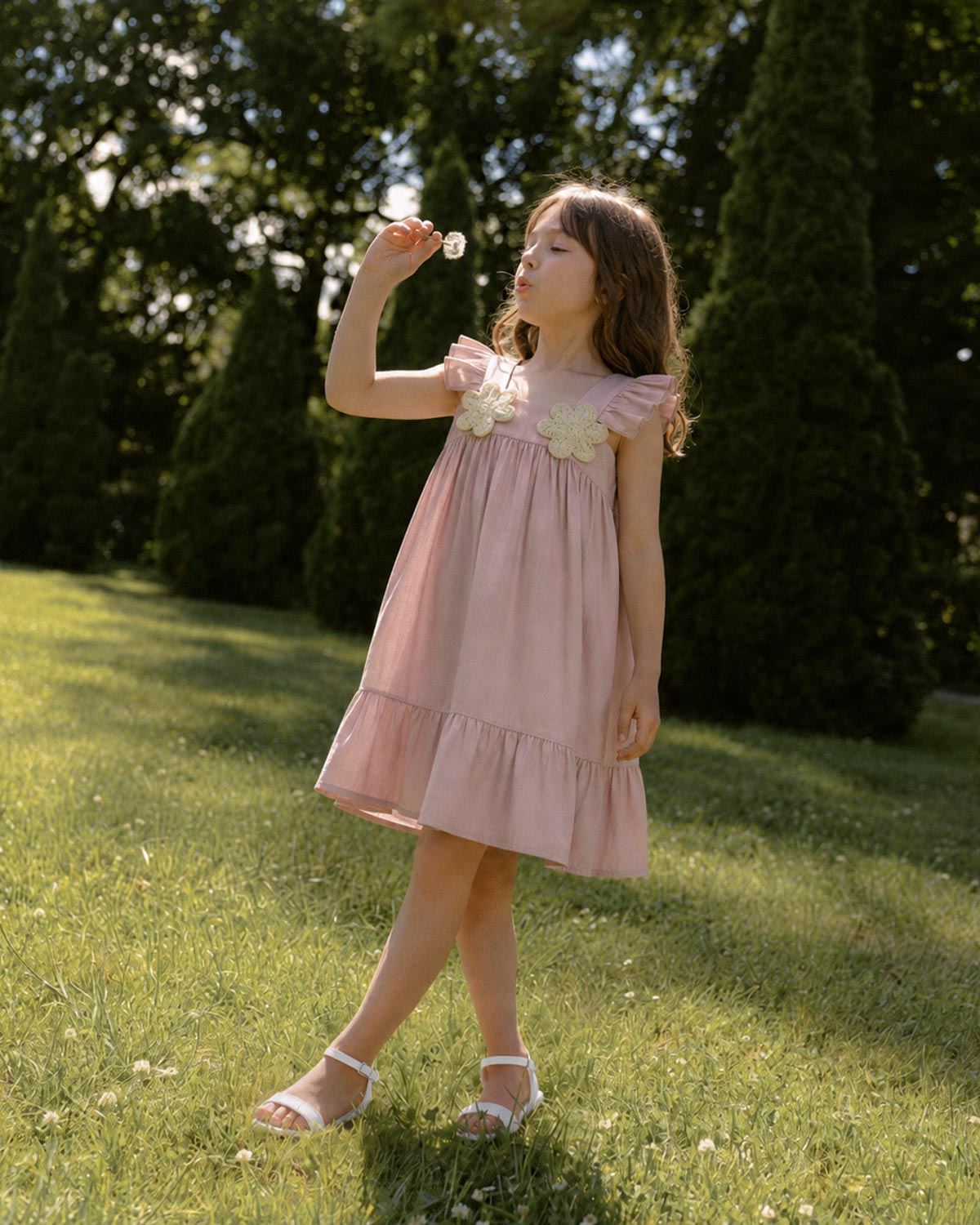 Vestido rosa de tiras con boleros y apliques de flor para niña