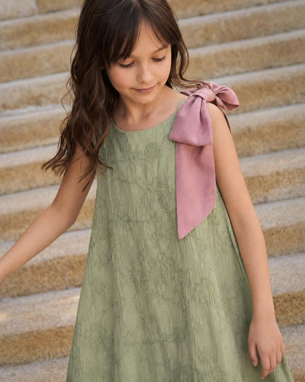 Vestido verde con flores bordadas y moño rosa en hombro para niña