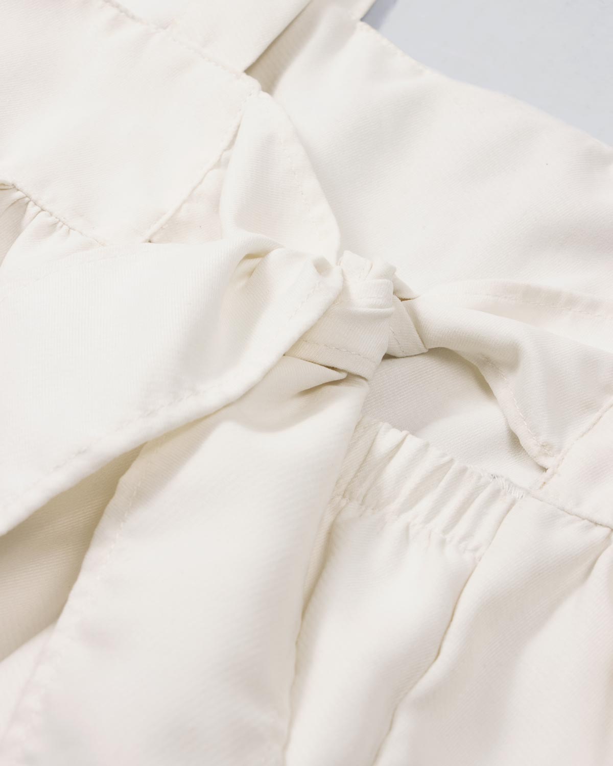 Vestido de tiras con textura tejida y lazos en espalda para niña