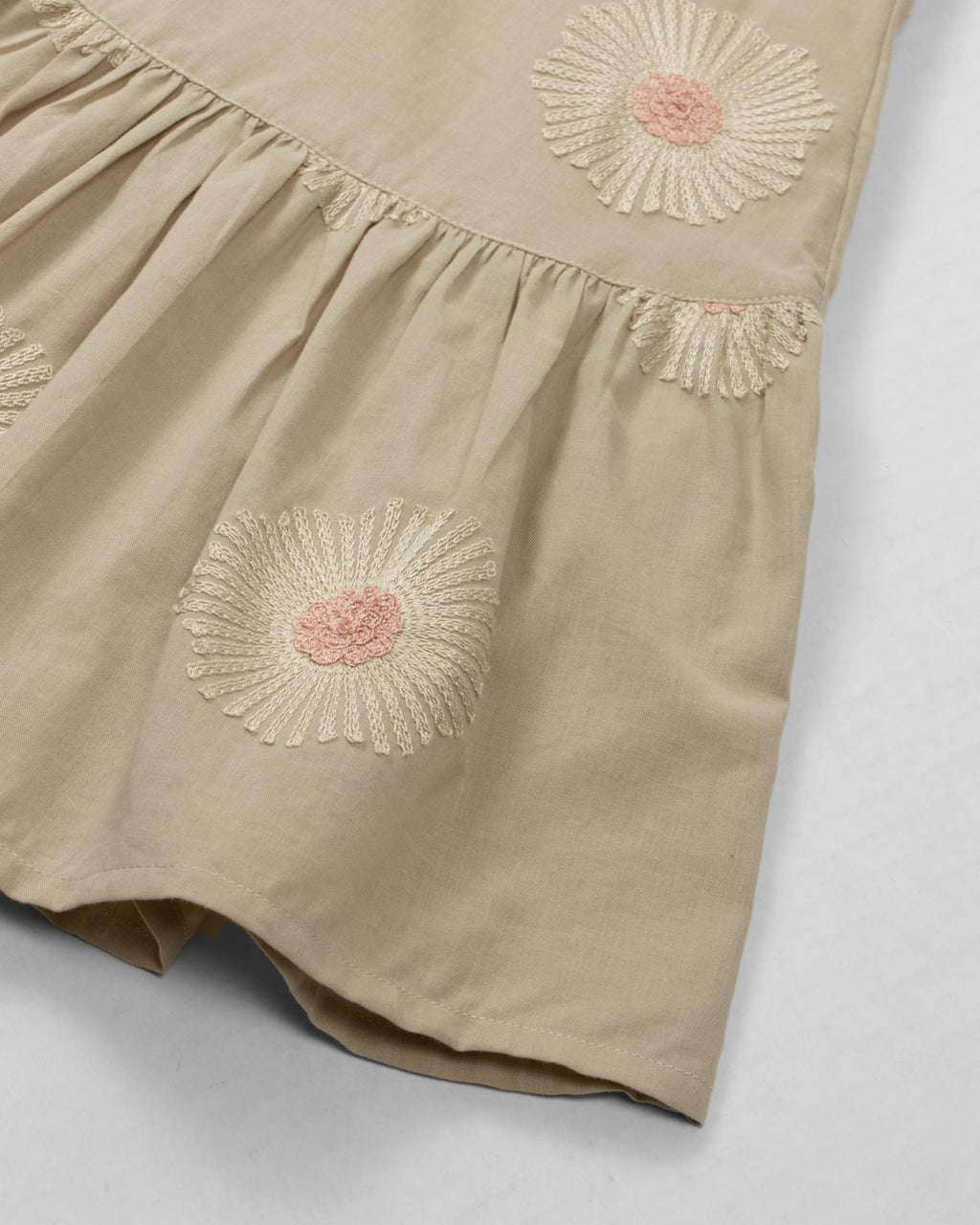 Vestido café de tiras con bordados de flores y moño rosa en hombro para niña