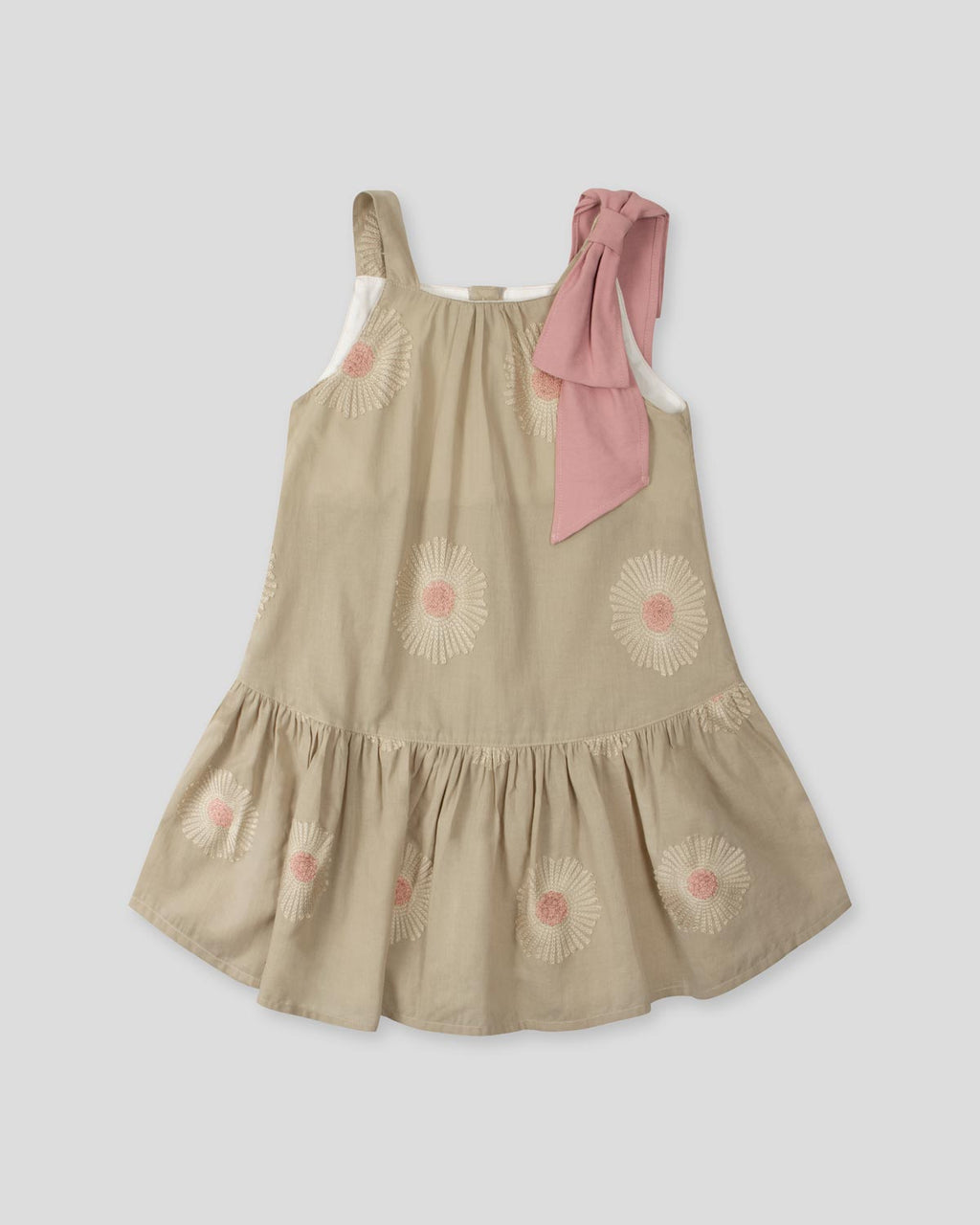 Vestido café de tiras con bordados de flores y moño rosa en hombro para niña