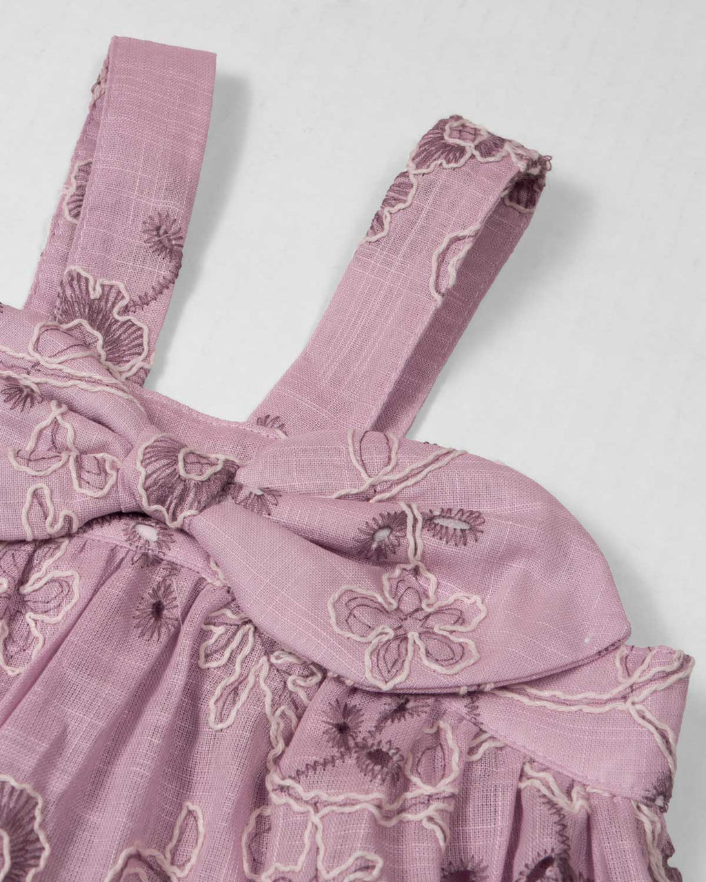 Vestido de tiras lila con tela bordada de flores y moño para niña