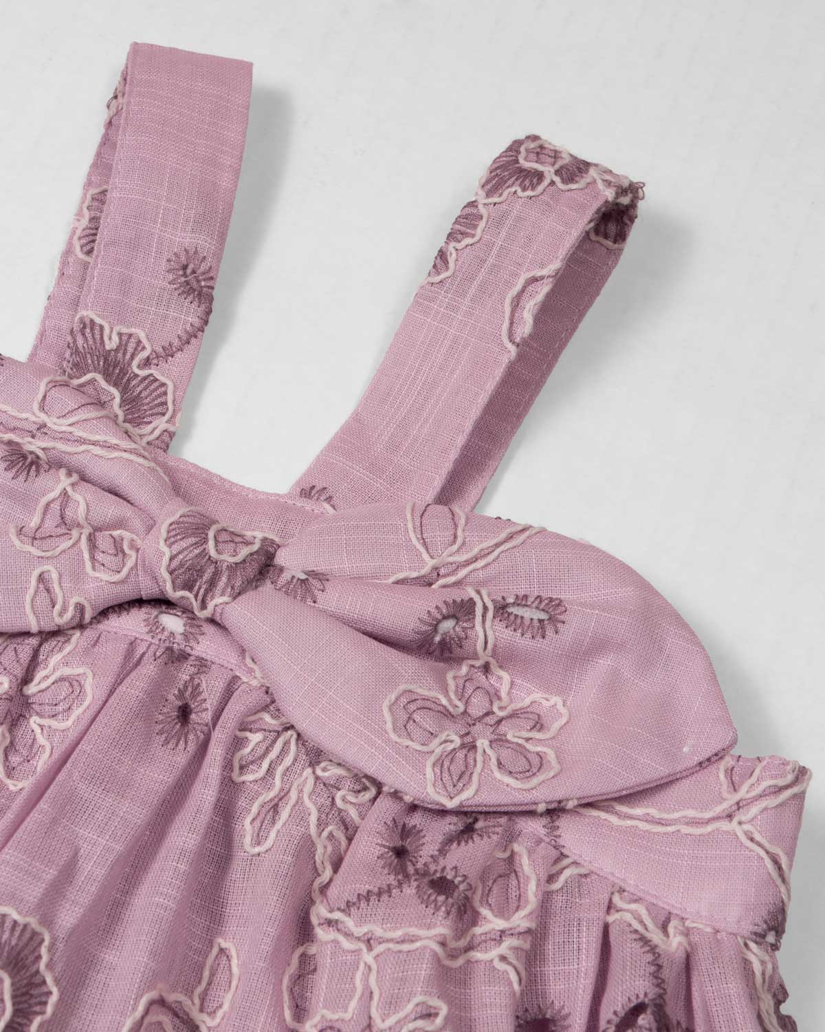 Vestido de tiras lila con tela bordada de flores y moño para niña