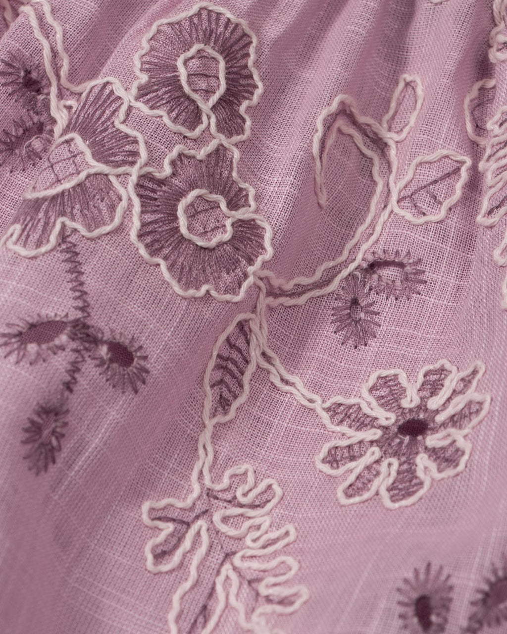 Vestido de tiras lila con tela bordada de flores y moño para niña