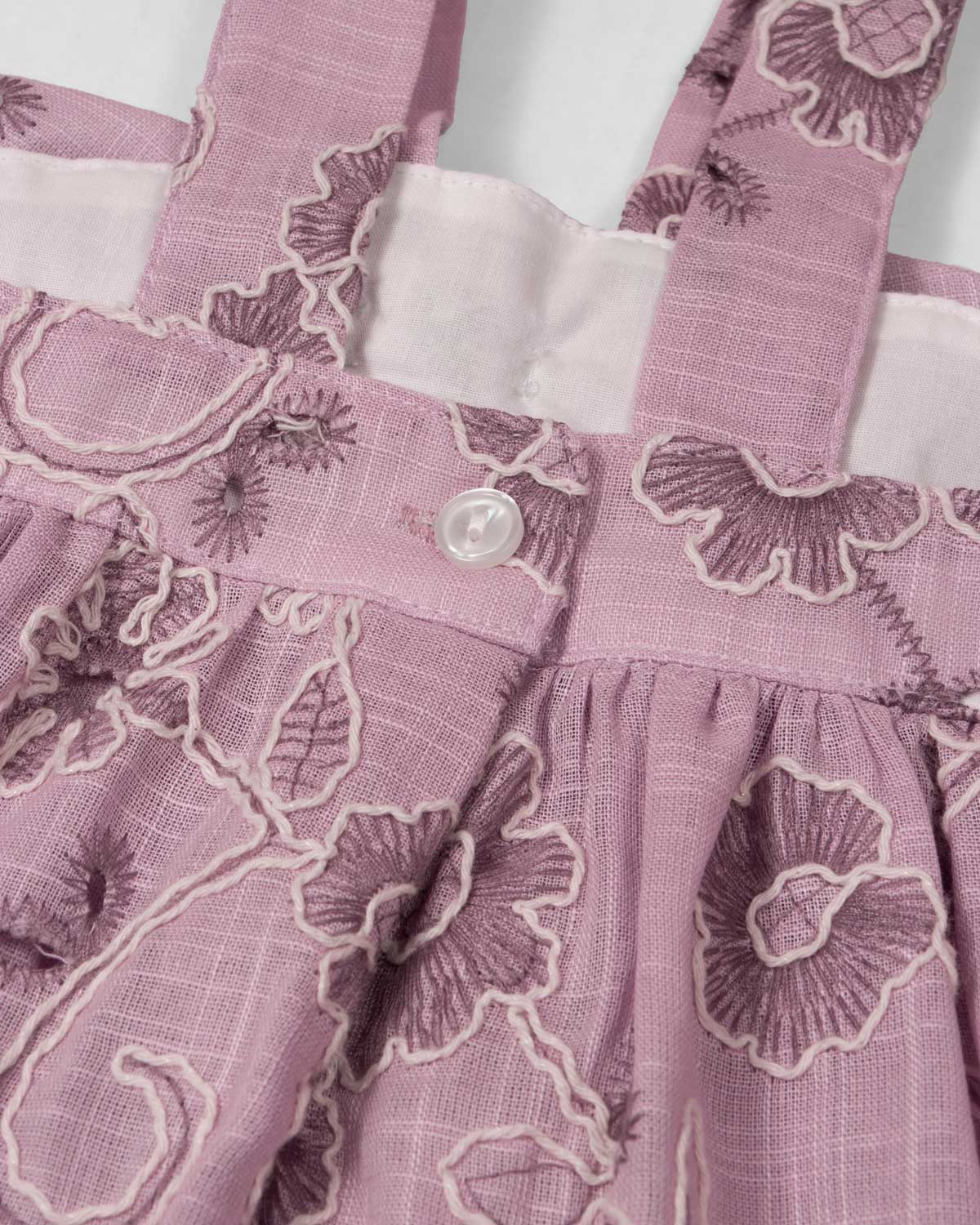 Vestido de tiras lila con tela bordada de flores y moño para niña