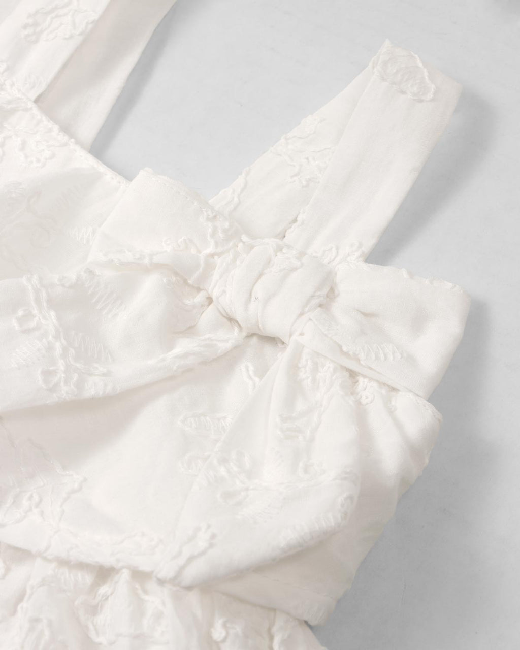 Vestido blanco de tiras con moño y tela bordada para niña