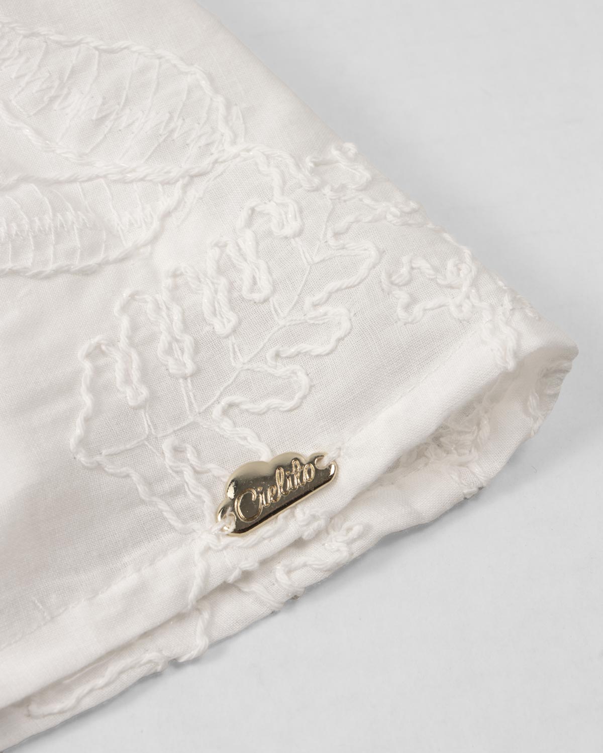 Vestido blanco de tiras con moño y tela bordada para niña