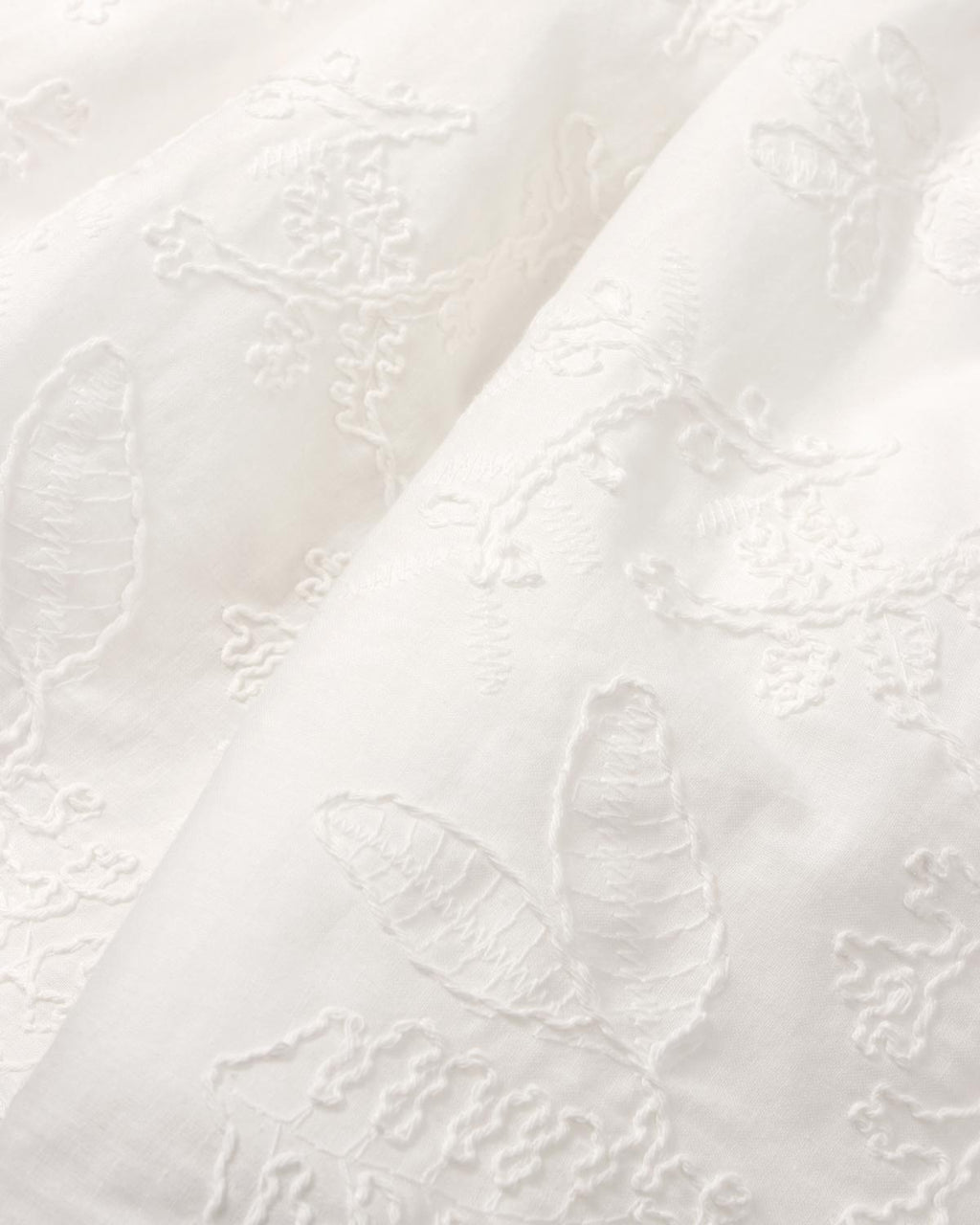 Vestido blanco de tiras con moño y tela bordada para niña