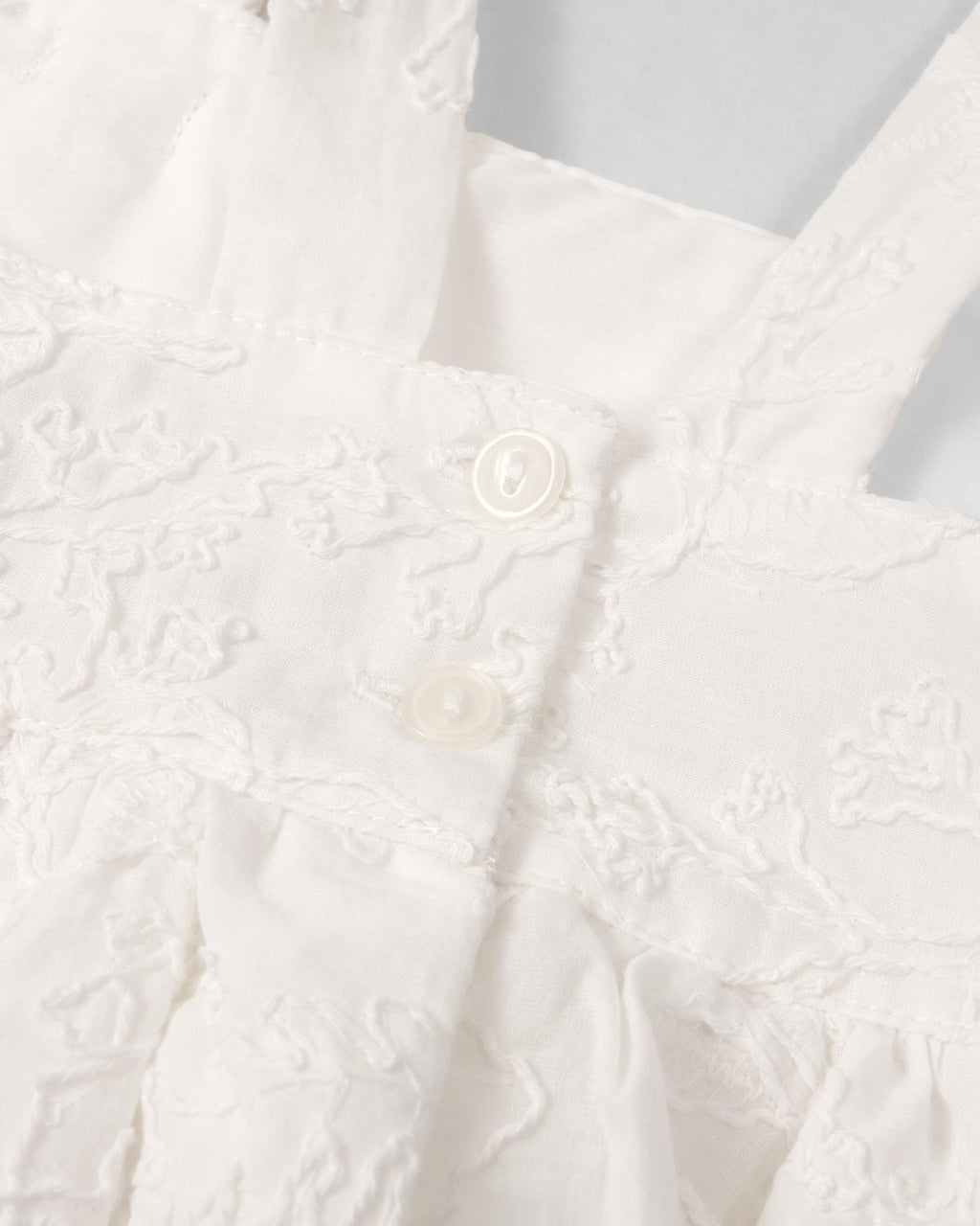 Vestido blanco de tiras con moño y tela bordada para niña