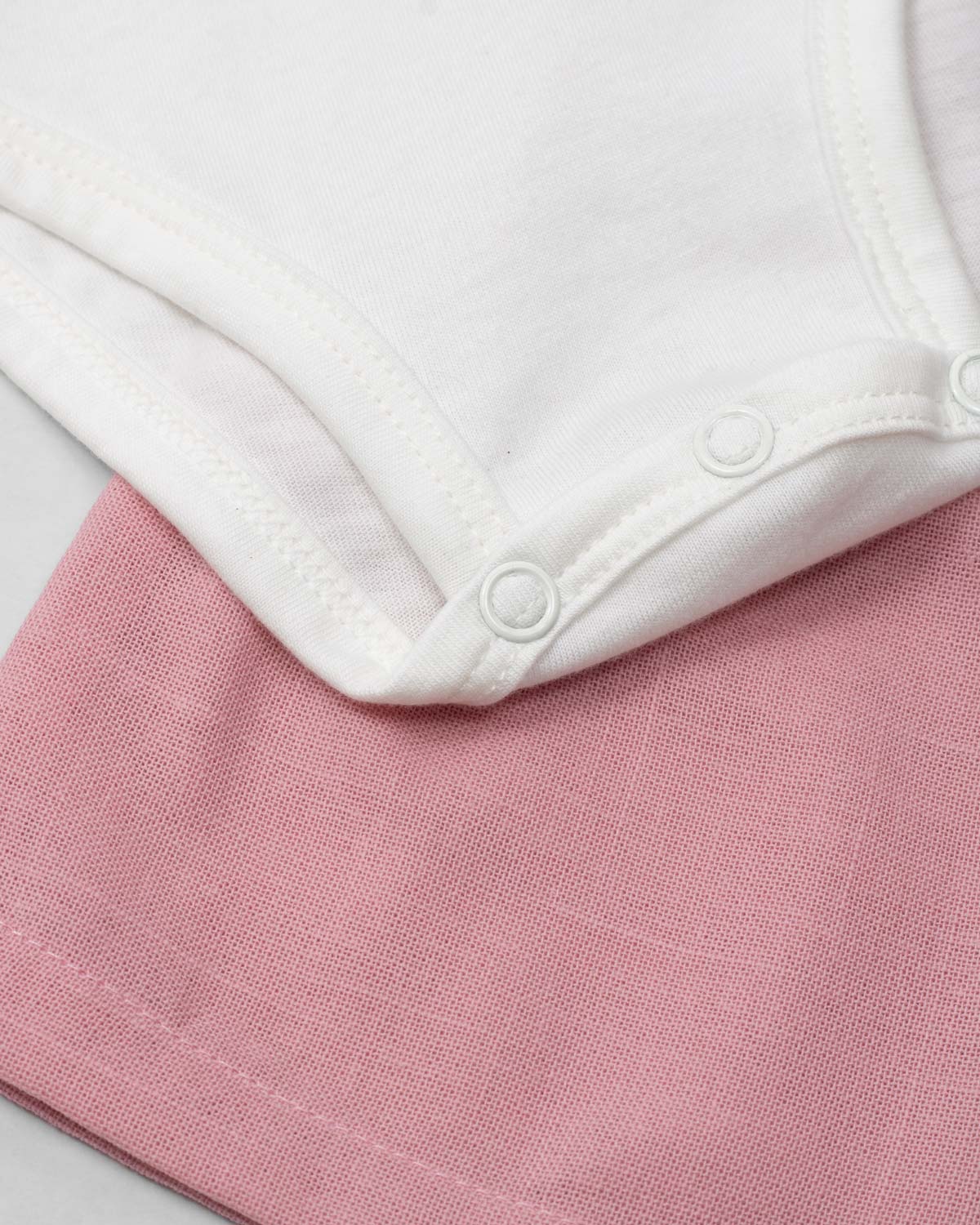 Conjunto blusa con conejito estampado y short rosa para bebé niña