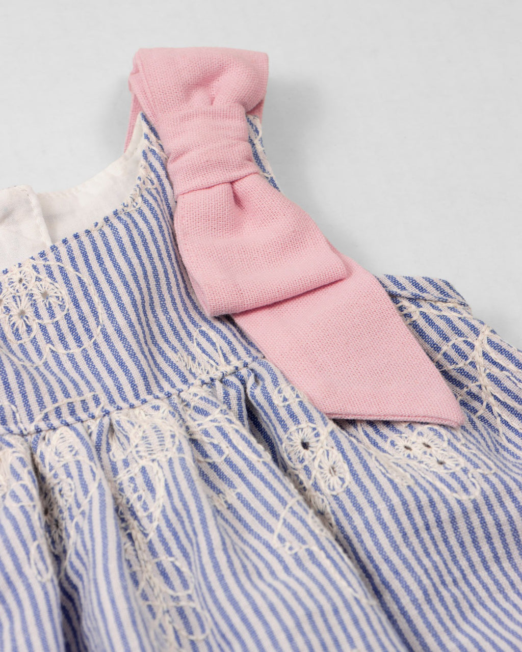 Vestido de rayas azul en tela hoja rota con moño en hombro para bebé niña