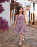 Vestido de tiras lila con tela bordada de flores y moño para niña