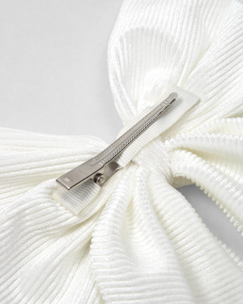 Moño pinza blanco en tela pana para niña