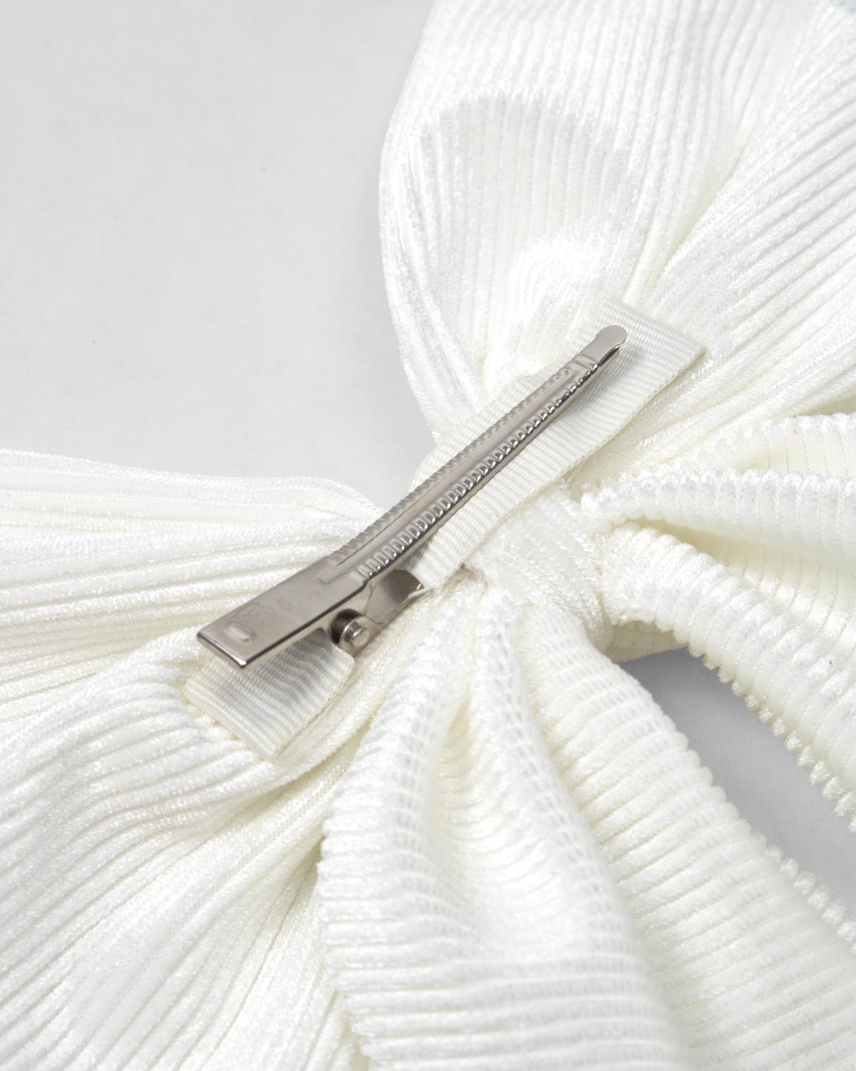 Moño pinza blanco en tela pana para niña