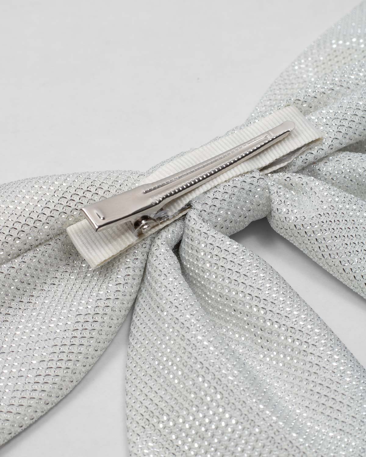 Moño pinza plateado para niña