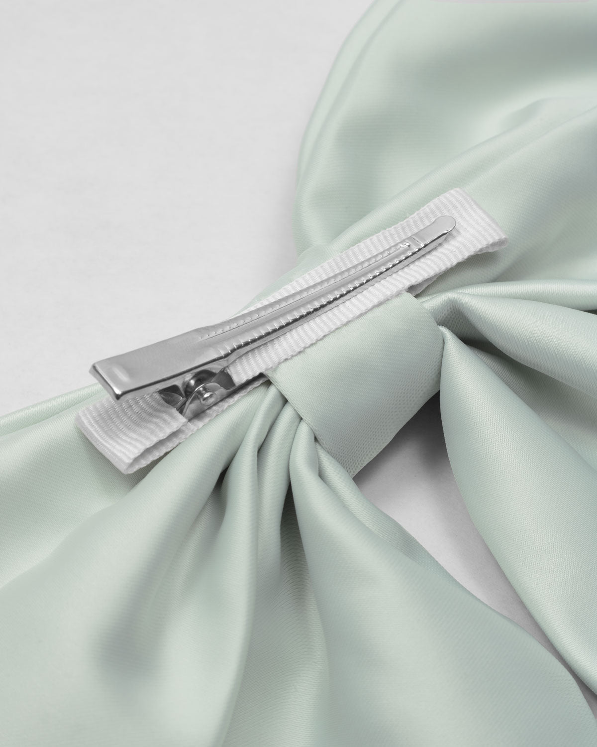 Moño pinza verde menta satinado para niña