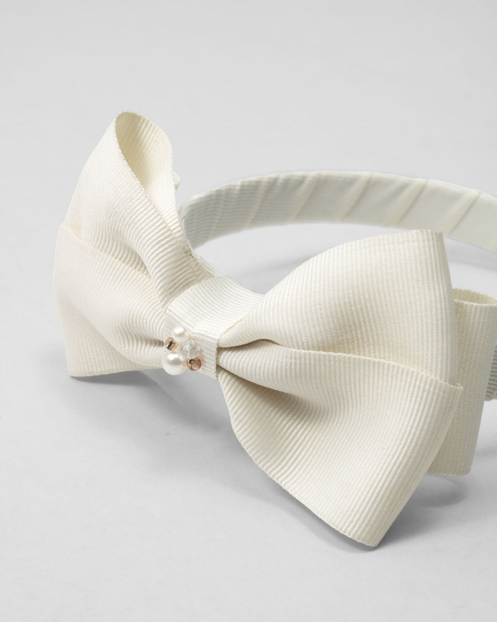 Diadema blanco crema con moñito para niña