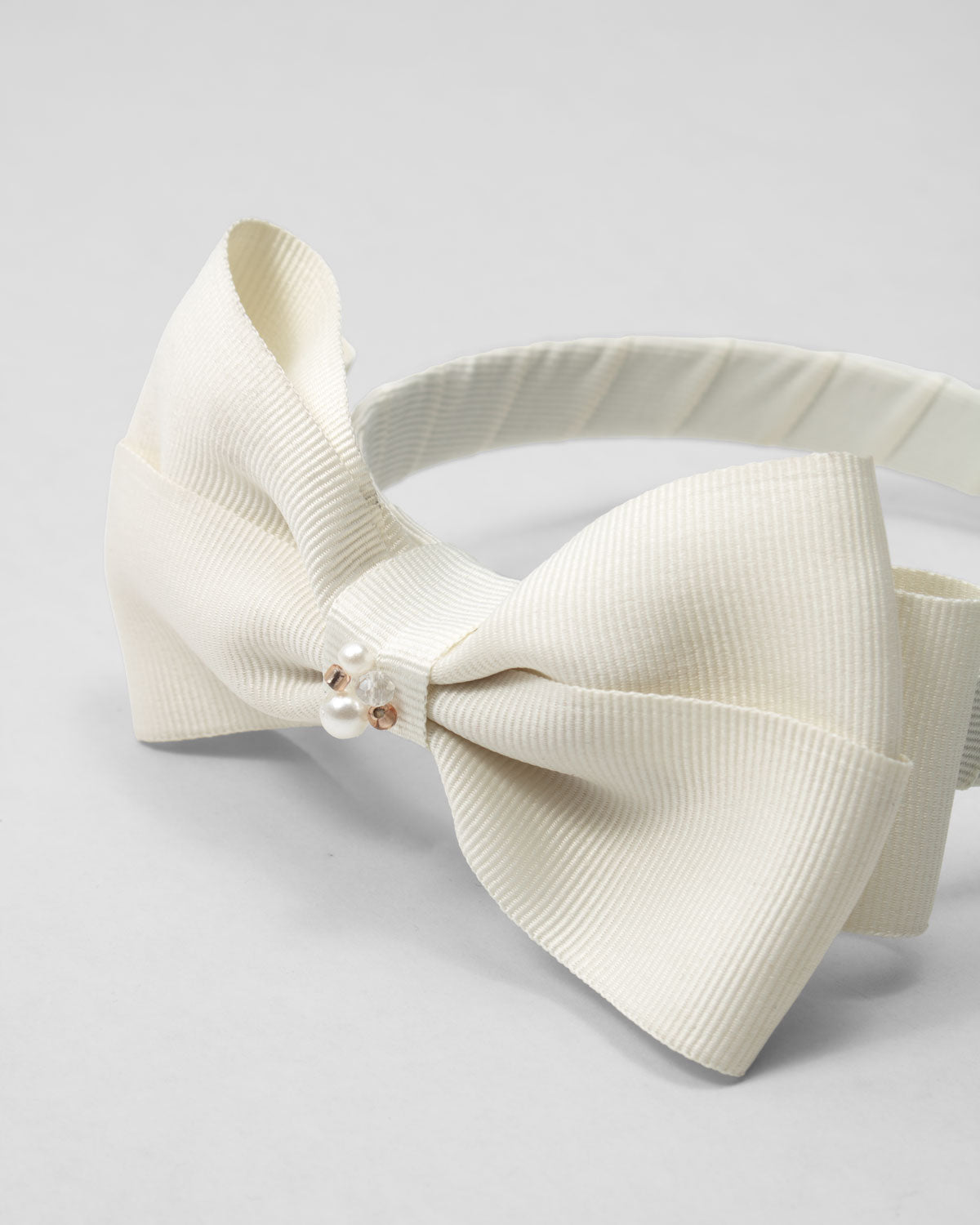 Diadema blanco crema con moñito para niña