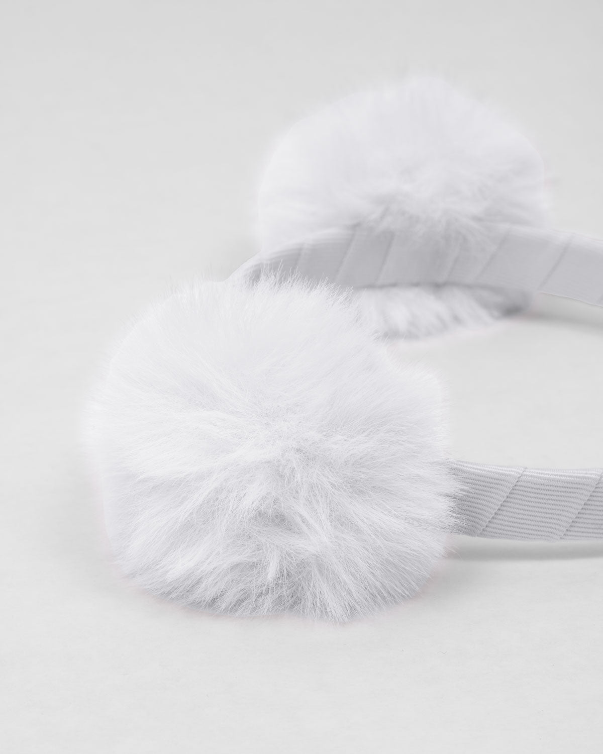 Diadema blanca con pompones para niña