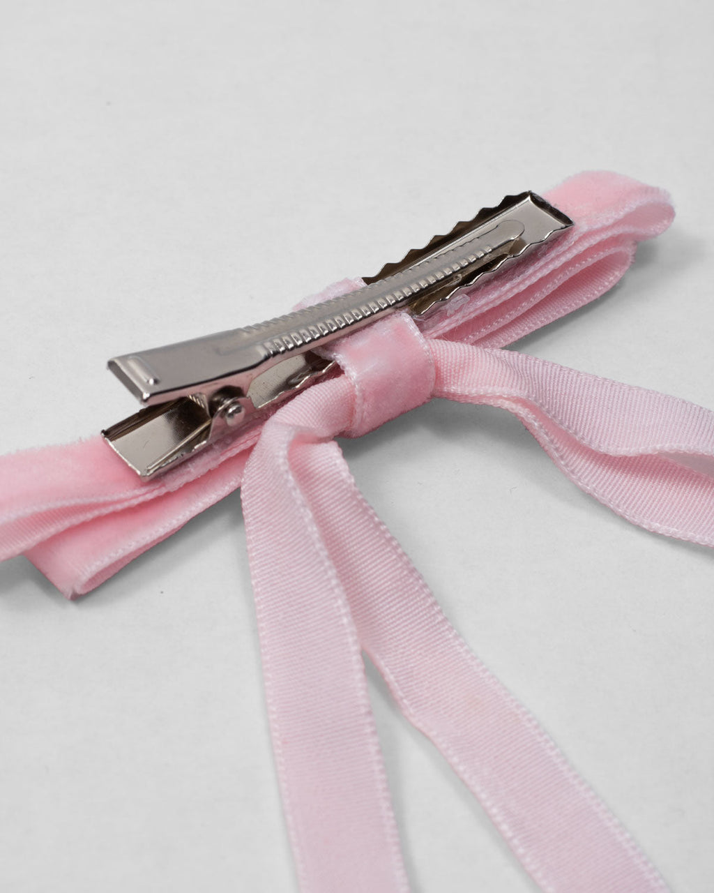 Moño pinza de cintas rosa