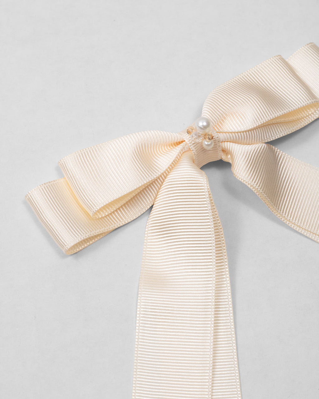 Moño pinza de cintas satinadas blanco crema
