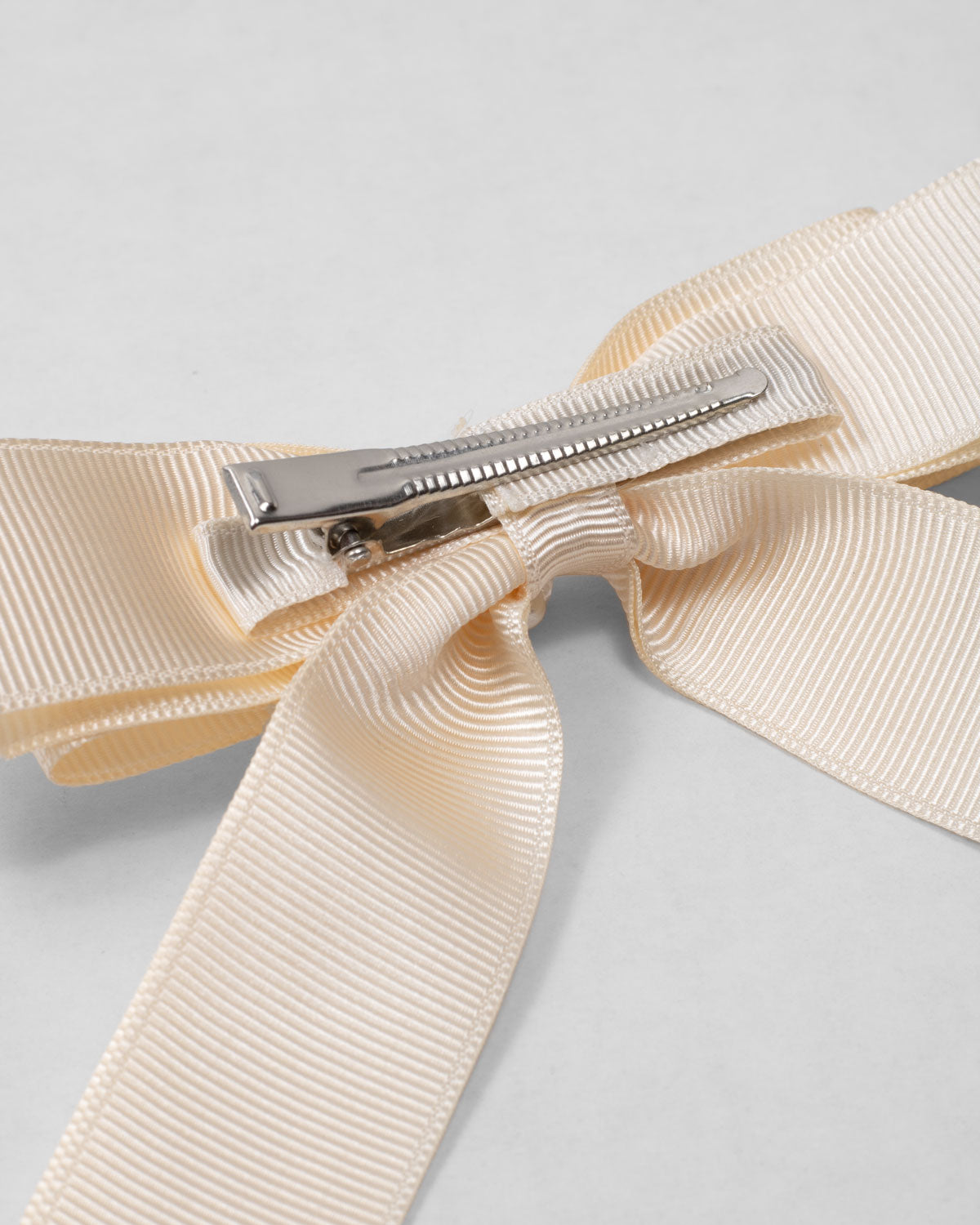 Moño pinza de cintas satinadas blanco crema