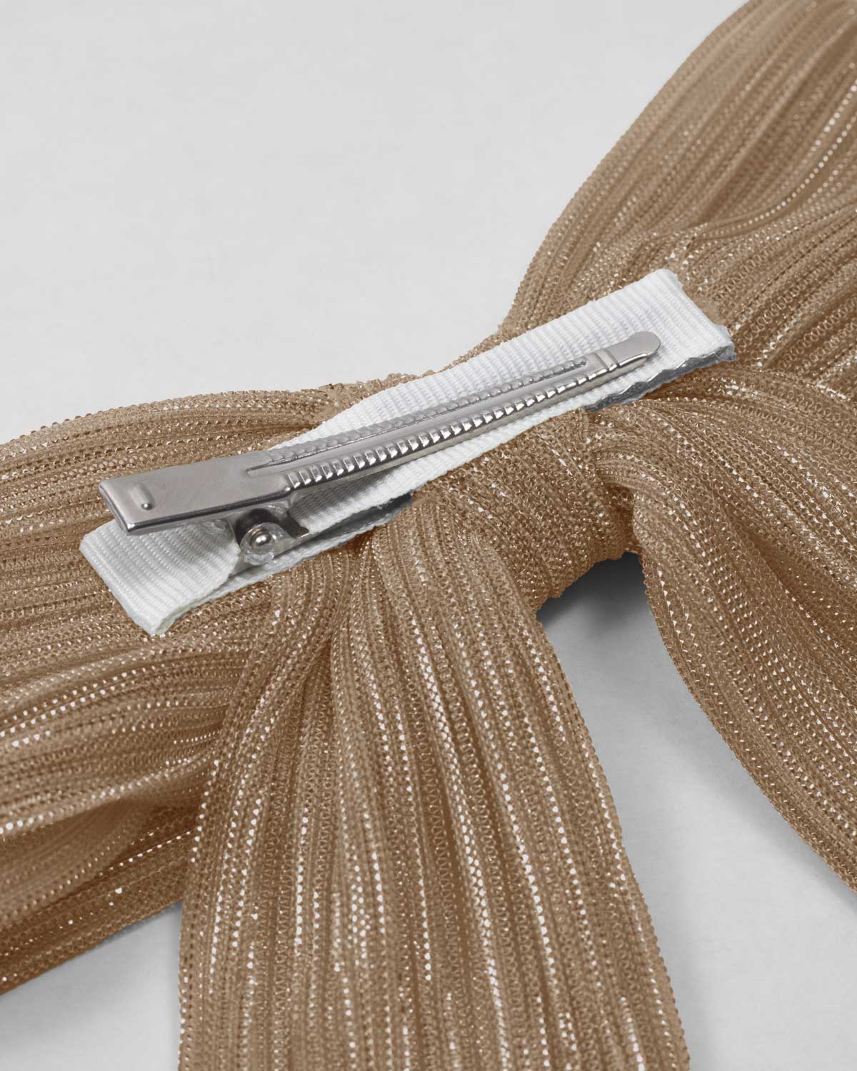 Moño dorado plisado con brillos para niña