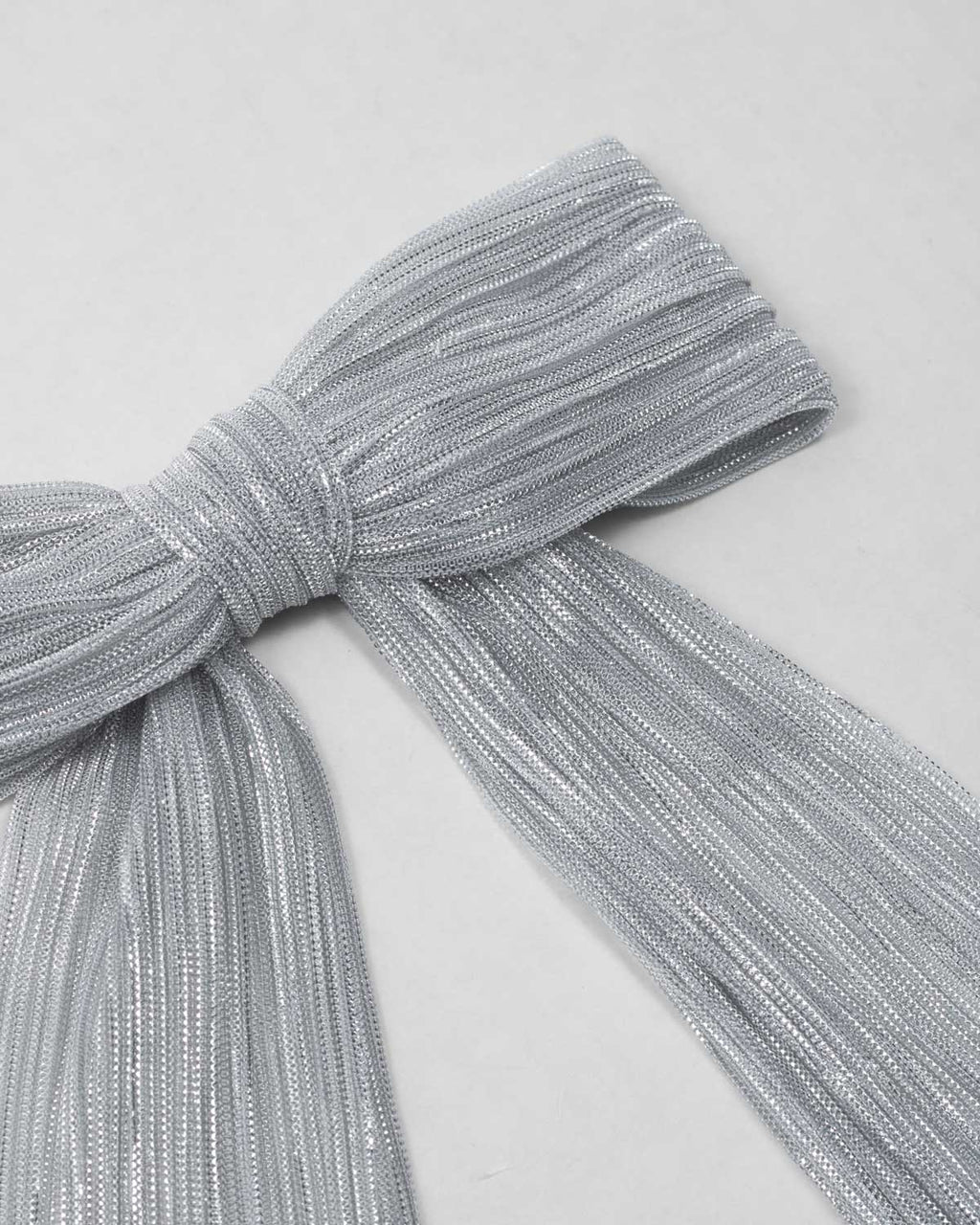 Moño plateado plisado con brillos para niña