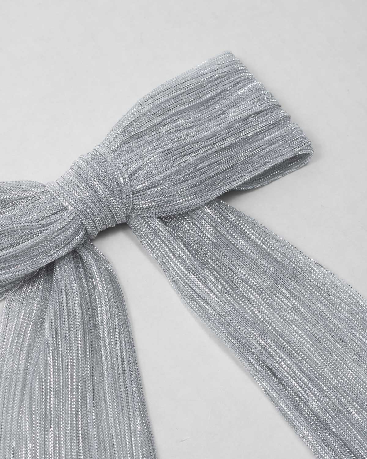 Moño plateado plisado con brillos para niña