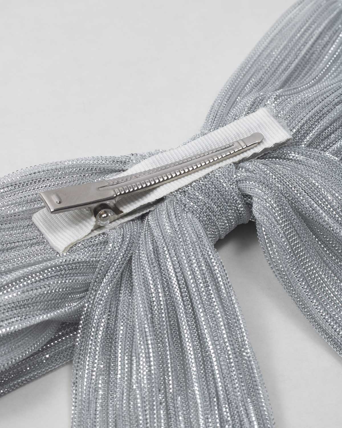 Moño plateado plisado con brillos para niña