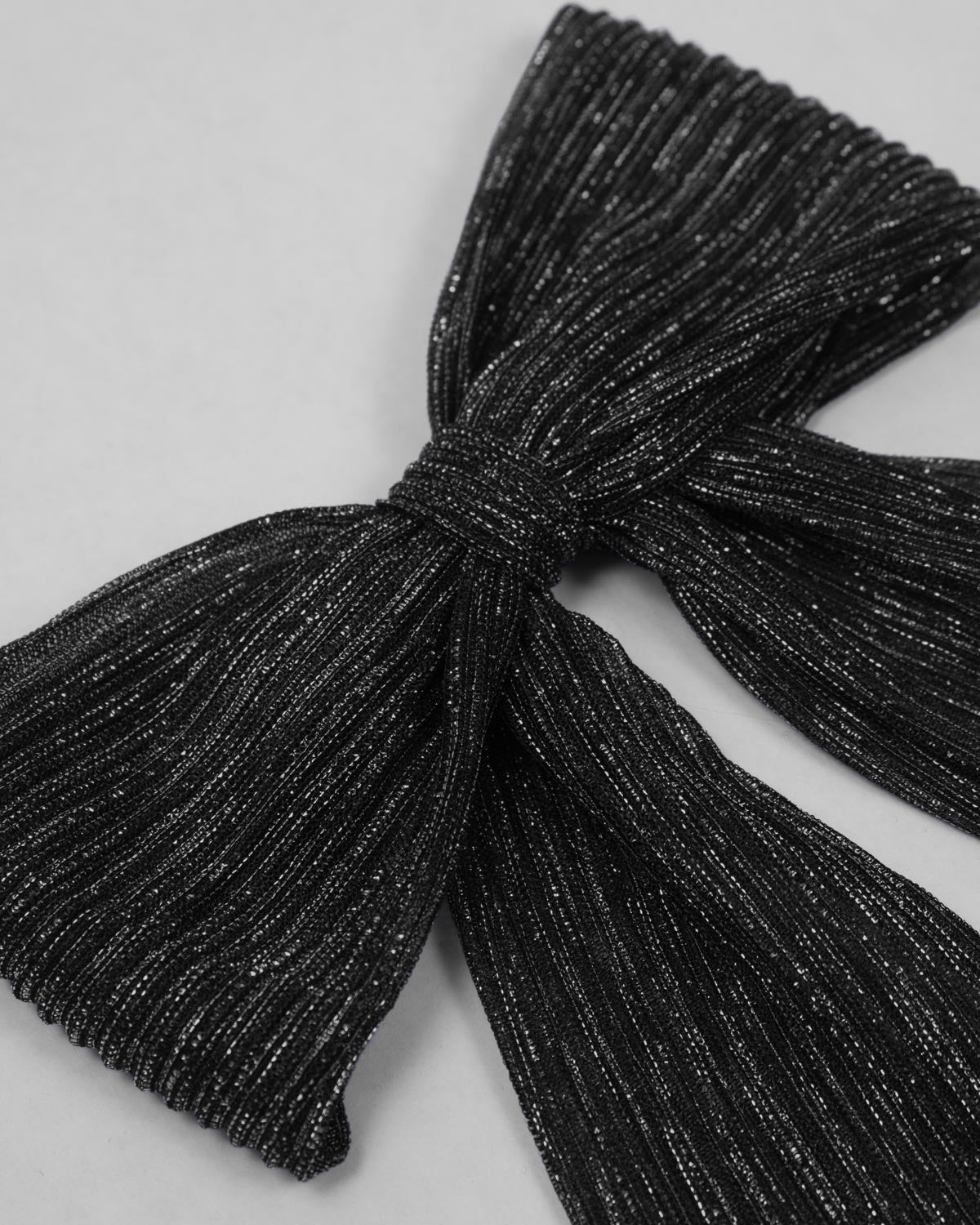 Moño pinza negro plisado con brillos para niña