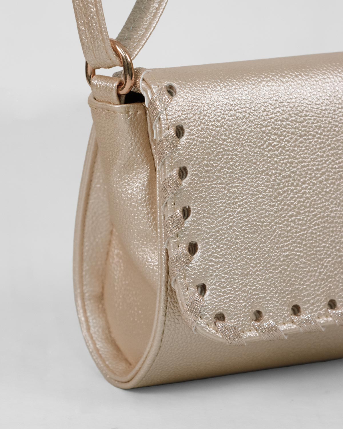 Bolso dorado de sobre con botón de imán para niña