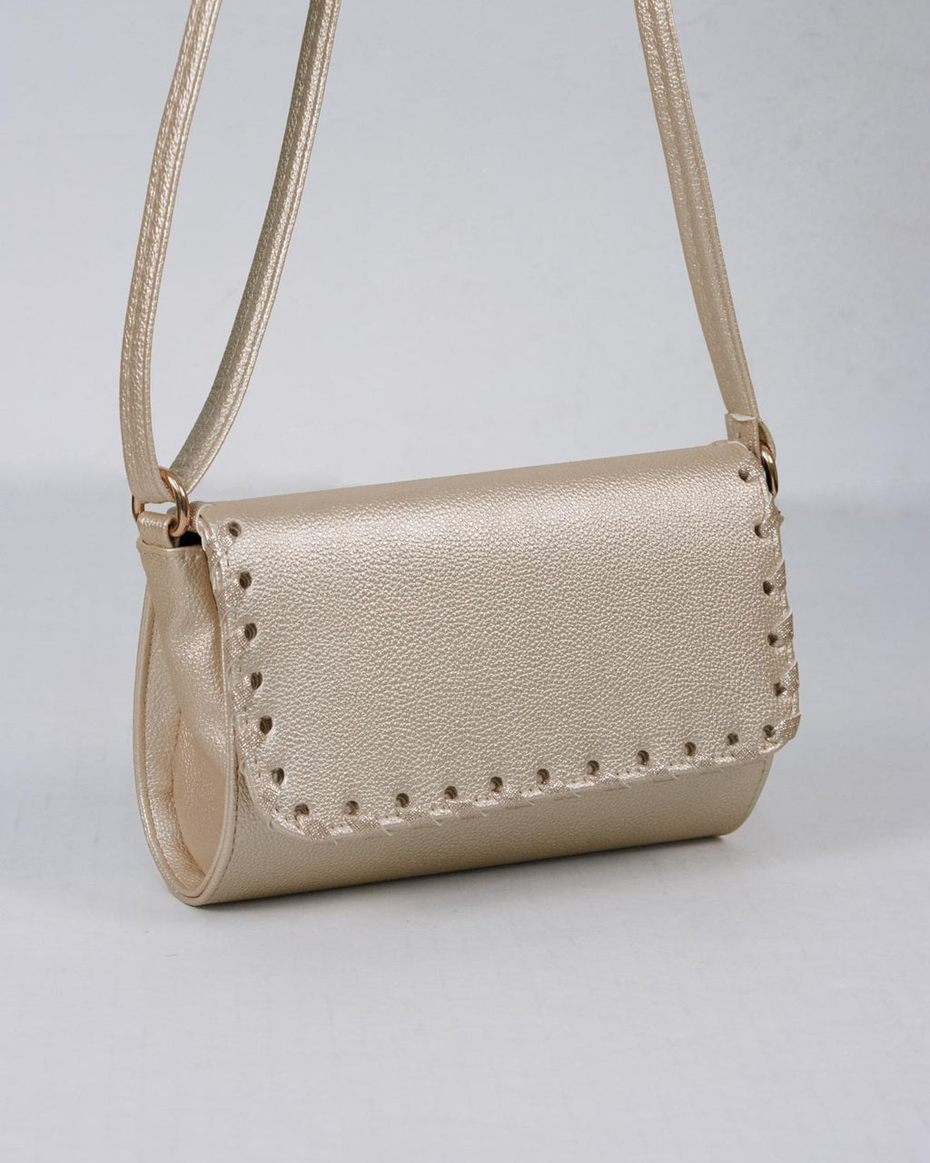 Bolso dorado de sobre con botón de imán para niña