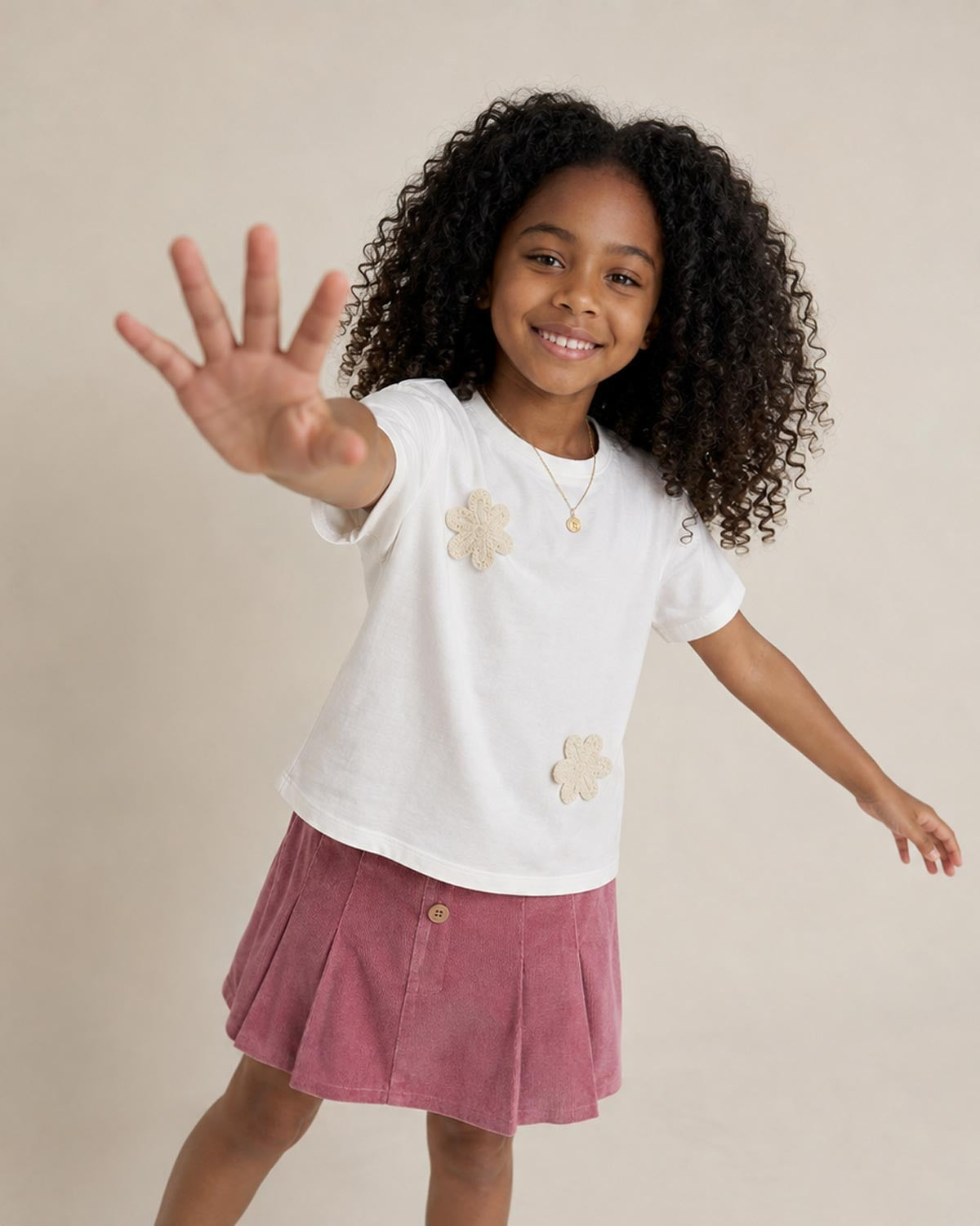 Conjunto blusa blanca con aplique de flores y falda short rosa oscuro para niña