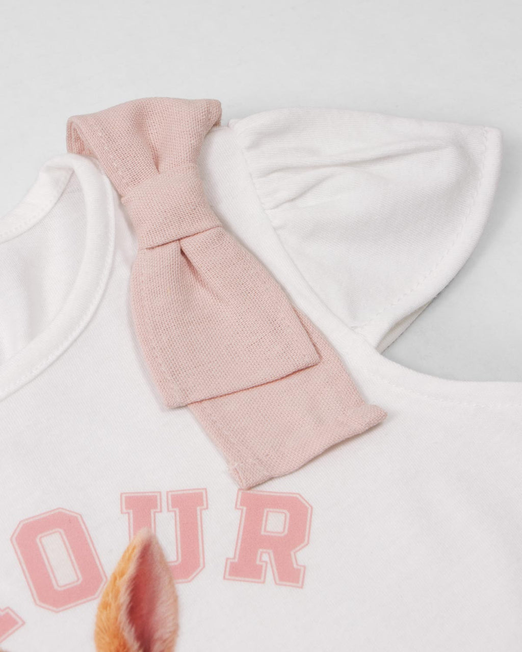 Conjunto blusa blanca estampada con moñito en hombro y falda short rosa para bebé niña