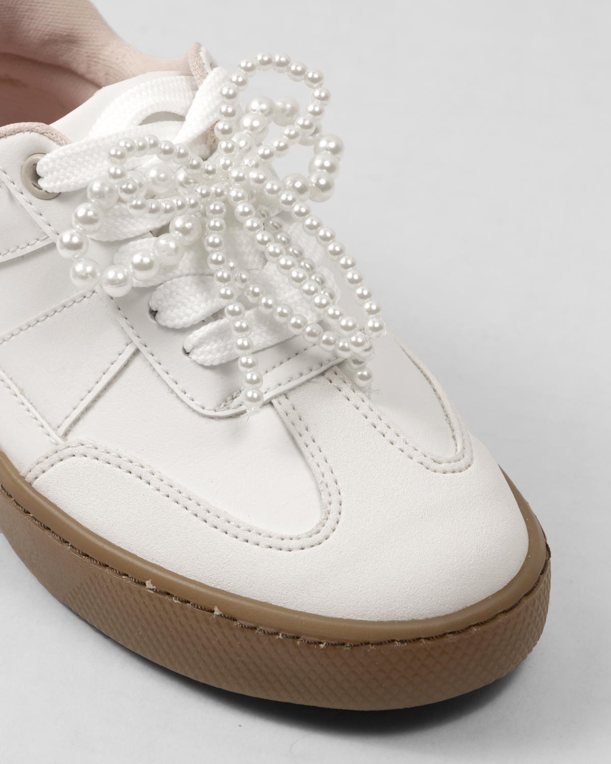 Tenis blancos con moño decorativo para niña